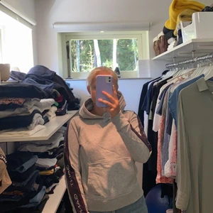 Gant hoodie  - Säljer denna gråa gant hoodie pga att ja aldrig använder den. Sparsamt använd o är fortfarande väldigt fin! Säljer för 120 + frakt men kom privat för andra pris förslag!