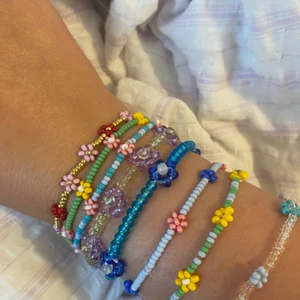 Pärlade armband  - Säljer en del av mina hemmagjorda pärlade armband som inte jag själv använder. Armbanden är i olika storlekar och två av armbanden har en annan storlek på pärlor som ni ser. Hör av er för mer information eller fler bilder. Köparen står för frakten och den kan variera beroende på om man köper ett eller flera. :))