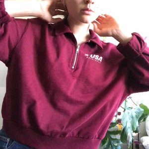 Vinröd tröja med zip - Så användbar tröja från H&M med som lätt ser ut att komma från 80-talet på riktigt. Jättesnygg för layering, vid och croppad så att den hamnar precis under midjan (på mig som är 170). Ganska svalt material, perfekt till sensommar💞💕