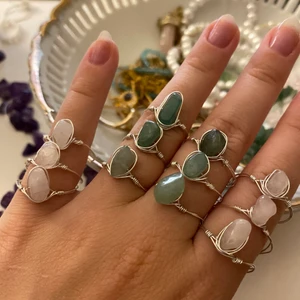 Kristall ringar - Handgjorda och jättefina kristallringar av rosenkvarts och aventurin✨🧚‍♀️ Det finns två olika storlekar; de omringade i vitt är xs/s (ca 55 mm i omkrets) och de omringade i svart är m/l (ca 60 mm i omkrets)✨💕 Se storlekarna och vilka ringar som finns kvar på andra bilden!! Alla kostar 20kr/st + frakt som ligger på 12kr!💓 Kolla in min profil för fler fina smycken!!☺️ Det finns fler m/l i rosenkvarts på lager‼️