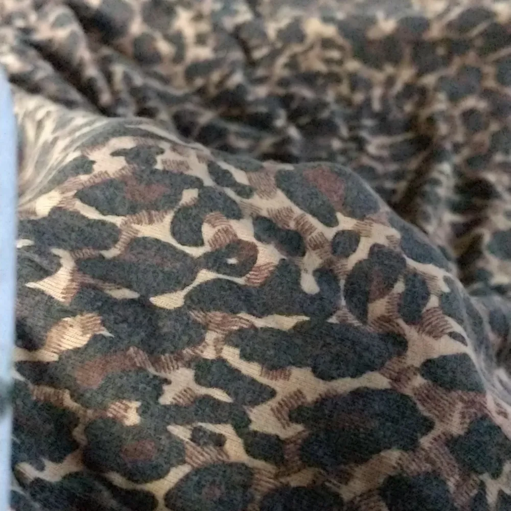 Leopard mönstrad klänning ( är en mycket varmare färg än i bilderna ) i XL, kan skicka fler bilder om det önskas 🤎🖤. Klänningar.