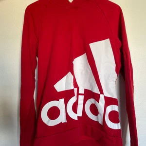 Adidas Hoodie  - Röd Hoodie från adidas  Säljer pga att den inte används. Är i fint skick!   Storlek: S (passar för M)
