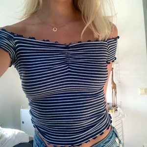 Randig topp - Sjukt söt topp, sparsamt använd! Går att ha både off shoulder och med axlarna uppdragna💙💙💙