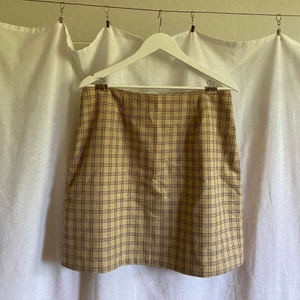 Snygg rutig kjol - Supersnygg rutig kjol i y2k och 90-tals vibe. Kjolen är i perfekt skick, och går en bit ner på låret. Fler bilder finns vid intresse. 