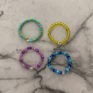 Ringar  - 1 ring kostar 20kr+frakt vill man designa en kostar det 25kr+frakt om man köper 3 får man gratis frakt ❤️🤍