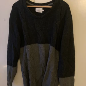 Stickad tröja - Lång grå stickad tröja, har aldrig kommit till användning, helt ny!