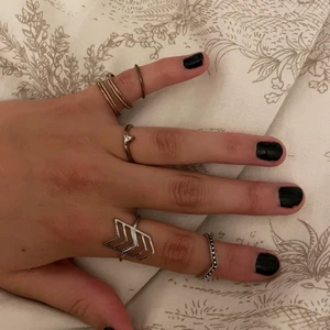 Ringar - Säljer dessa asfina ringar jag köpt second hand! Du kan välja att köpa en ring eller flera. En ring kostar 20 kr, men du kan få alla för 70 kr!! Köparen står för frakten. 