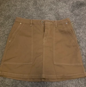 Kjol - Beige jeanskjol, aldrig använd!
