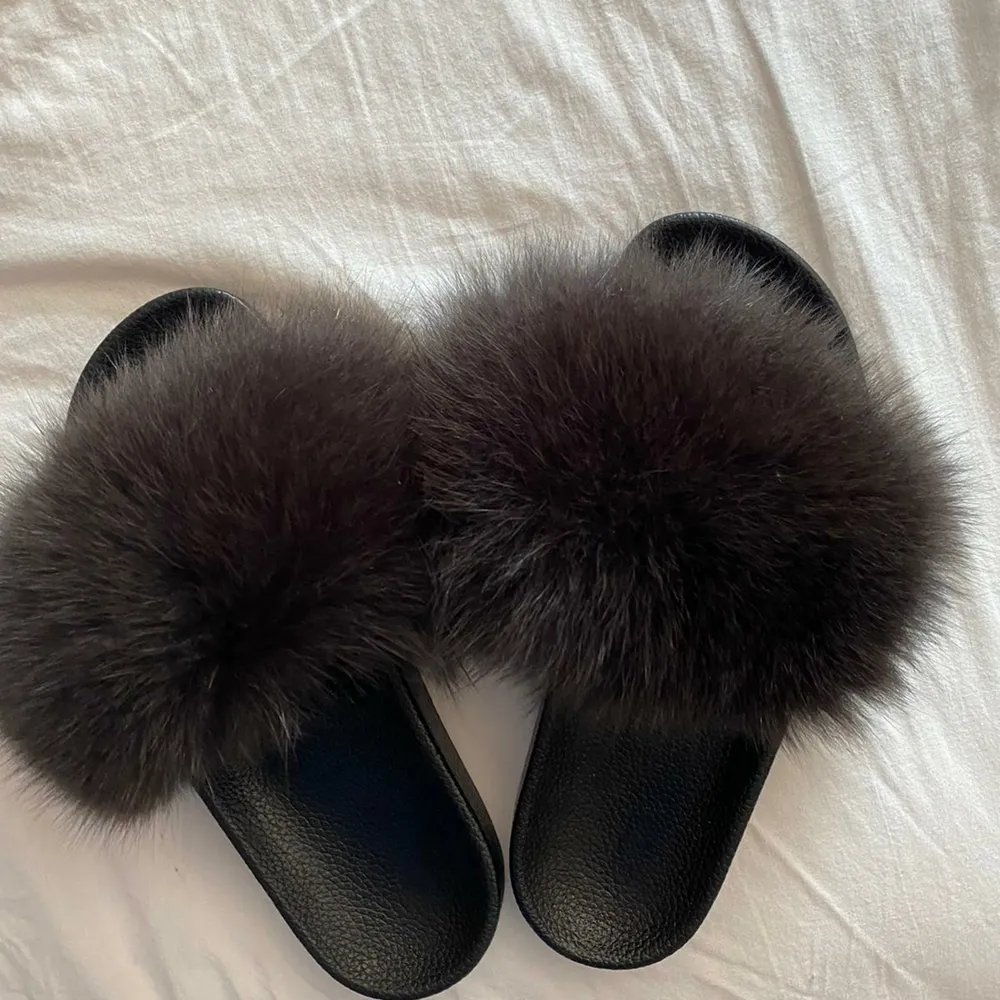 Säljer dessa fluffiga tofflor med äkta päls. Pälsen är superfin. Skorna är väldigt bekväma att gå i. Helt nya och aldrig använda. Storlek 37🤍. Accessoarer.