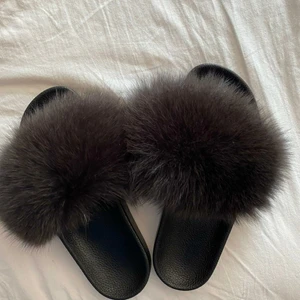 Päls tofflor. - Säljer dessa fluffiga tofflor med äkta päls. Pälsen är superfin. Skorna är väldigt bekväma att gå i. Helt nya och aldrig använda. Storlek 37🤍