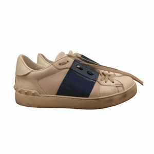 Valentino skor - Säljer mina super fina valentinoskor i en asfin blå färg. De är rätt använda men fortfarande i bra skick. Skriv om du vill ha fler bilder. De är i storlek 38 men skulle säga att de nästan passar 39 ovkså