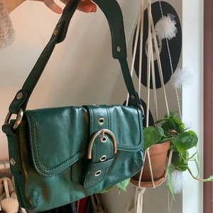Jättefin grön väska  - Liten söt grön väska jag köpt på second hand, sjukt bra skick dock!! Säljer för jag har massa andra väskor och den kommer inte till användning💚💚 kan skicka fler bilder skriv privat bara😊😊😊 