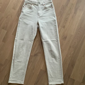 Beiga Lindexjeans  - Sköna, fina, beiga jeans från Lindex. Sitter jättebra på mig bara att de är för korta då jag är 174 cm. De slutar ungefär under anklarna på mig. Skulle säga att de passa någon som är 160-170 beroende på hur man vill att de ska sitta.