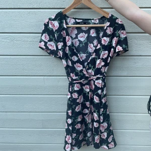 Blommig klänning - Jättegullig blommig klänning från bikbok i strl XS (passar S) Den är superfin men kommer inte till användning eftersom jag har många liknande. Superfint skick! 