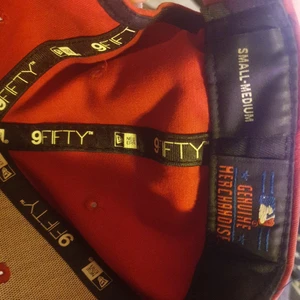 NEW ERA Keps  - En mkt fin keps som jag haft i 1 år ung, använd är den men nästan som ny ändå. Mvh