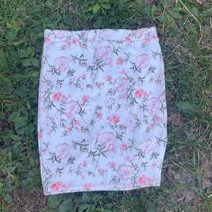 Blommig kjol  - Blommig kjol i strl S, prislappen är kvar så den är endast testad. 