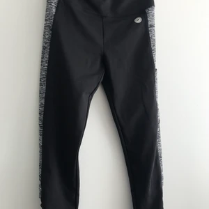 Hollister Träningsthigts - Träningstights från Hollister. Kortare modell, likt trekvartslånga. Aldrig använda. Storlek XS. 200kr + frakt. 