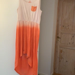 En långklänning i storlek 158/164 - En långklänning men en ficka framme lite längre där bak och kort framme 