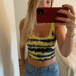 Linne - Super fint tie dye linne från urban outfitters med snygga färger, storleken är L men jag brukar ha S och den passar mig, köparen står för frakten❤️