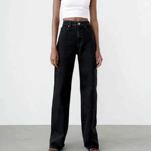 Vida jeans från Zara - jeans från zara i fint skick, säljer då jag aldrig använder dem. Jag har själv klippt av dom så dom passar er som är mellan 155-157 cm långa om ni vill att dom ska gå ner till skorna! I storlek 34. Köpare står för frakt å betalning sker via swish💕