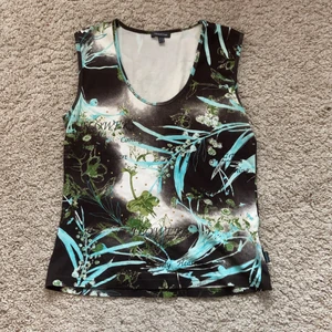 Coolt tröja - Såå cool tröja med rhinestones och coola mönster! Köpt second hand men använt 1 gång sen dess!