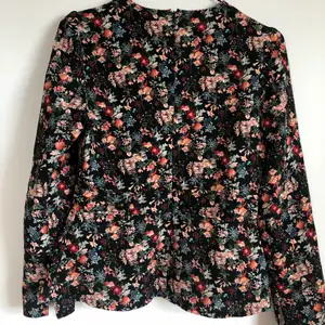 Zara blouse, size S, flower print in new condition. Selling because it doesn’t fit me anymore.. otherwise very confortable and ideal for winter timw since it feels cozier than other blouses. Shipment included in the price. If bought with other garment they both will be shipped together and price will be reduced ( shipment discount)