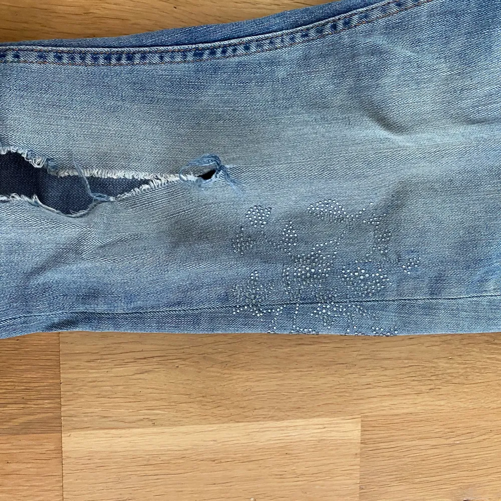 Ett par jeans från zara i storlek 36. De. Har många detaljer, bland annat slitningar och silverstenar. . Jeans & Byxor.