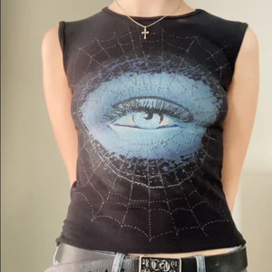 Cool tank top  - Cool tanktop med ett öga och massa blåa detaljer på!! Älskar denna men den kommer tyvärr aldrig till användning:-( frakt blir 37💕