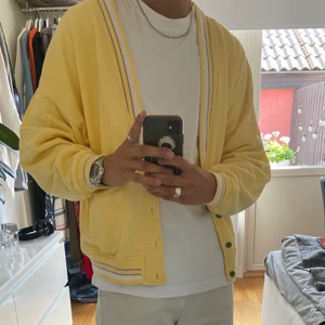 Supersnygg gul kofta - En as snygg gul kofta som tyvärr inte kommer till användning längre:/ Den är lite oversize och passar perfekt nu när man är lite brun:)