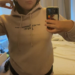 rosa hoodie strl S  - passar för folk som har S och t.om. M, den e några månader gammal men knappt använd. finns inte att köpa 