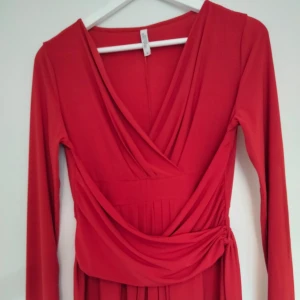 Röd blus från Chiara Forthi  - Röd blus från Chiara Forthi Milano stl. S. Bubbleroom. Använt mkt lite. Blusen kan knytas runt midjan. Lent, skönt och luftigt tyg (ej genomskinlig). Nästintill inget slitage från användning. Säljes pga aldrig använt och ej bekväm i modellen. Jag har storlek 36/38