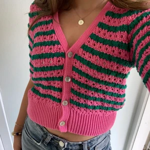 Kofta - LÅNADE BILDER! Säljer denna oanvända kofta från zara!❤️