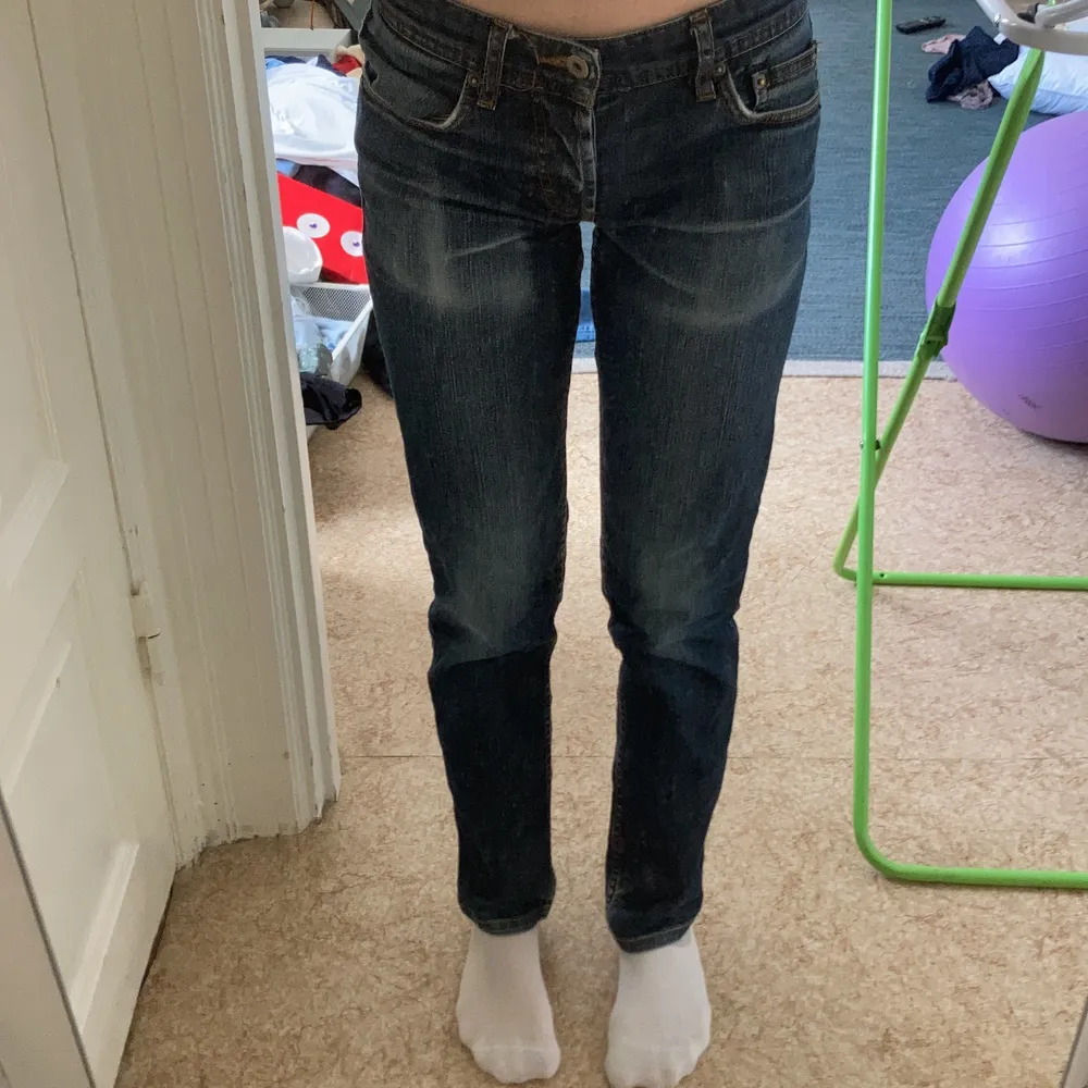 Min mammas gamla D&G jeans, de är i bra skick men helt enkelt inte min stil. Jag är oftast storlek 34-36 och 26-27 och S. . Jeans & Byxor.