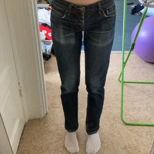 Äkta Dolce & Gabbana jeans - Min mammas gamla D&G jeans, de är i bra skick men helt enkelt inte min stil. Jag är oftast storlek 34-36 och 26-27 och S. 