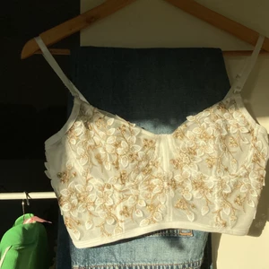 Corset - Säljer denna jättesnygga toppen pga aldrig använts. Den har justerbara band. Strl M men passar även xs och s. Priset går att diskuteras:)