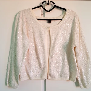 Kräm vit kofta med paljetter  - Kofta med paljetter från H&M i fint skick, stl L. Betalning sker genom swish och köparen står för frakten😁