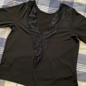 Svart tröja med spets på ryggen  - Helt ny inta använd. Dock är lappen avdragen