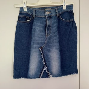 Lindex kjol stolek 38 - Kjolen är endast använd ett fåtal gånger. Den har mest hängt i garderoben och tagit plats.                          Köparen står för frakt!