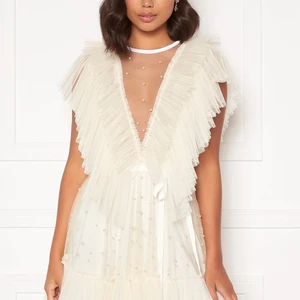 Ida Sjöstedt studentklänning - Säljer nu min maaaagiska studentklänning från Ida Sjöstedt i strl 38. Endast använd några timmar och är i nyskick. Nypris 3699kr. Köparen står för frakt, kan mötas upp i Sthlm.