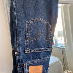Levis jeans i st 27 använt några få gånger. Köpta för 1.199kr och säljer för 300kr står inte för frakten 💓