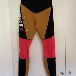 Nike träningsbyxa stolek M - Tuff flerfärgad träningsbyxa! De är endast använda ett fåtal gånger.                                                                      Köparen står för frakten!
