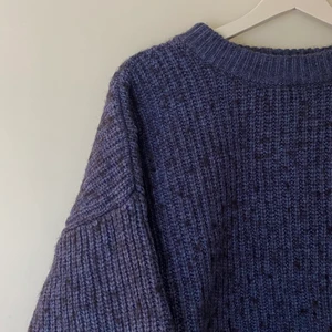 Stickad tröja - Säljer denna blåa stickade tröjan som är jättemysig, väligt ”chunky”