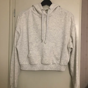 Hoodie - Hoodie som är en croptop modell, väldigt skön och sitter lite oversize och fint. Storlek XS men skulle säja att den är mer som M. Jag är storlek L- LX och jag kan fortfarade ha på mig den utan att den sitter tajt och onajs.