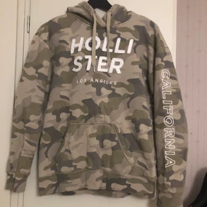 Hollister hoodie camouflage - En camouflage hoodie från hollister, är i fin och bra skick väldigt skön och lite pösigare i formen vilket är Nice, så inte alls tajt och onajs. Storlek M men skulle säga att den nästan är som L också. Jag som är L-XL kan ha på mig den.