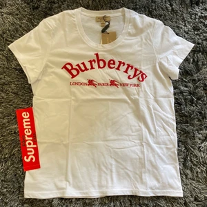 Burberry logo tee Tshirt  - Storlek Small, helt ny skick. Kvitto finns, hämta i Stockholm eller frakt