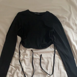 Tröja - Tröja med knyte där bak, helt oanvänd så jättebra skick, buda i kommentarerna (start: 40kr+frakt) storlek S