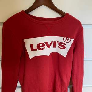 Röd sweatshirt från Levis! Skulle säga att den passar xs/s, säljer då jag inte längre använder den!! 150kr+ frakt