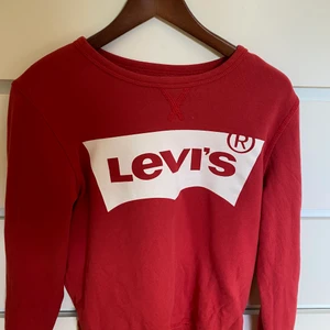 Levis sweatshirt - Röd sweatshirt från Levis! Skulle säga att den passar xs/s, säljer då jag inte längre använder den!! 150kr+ frakt