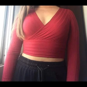 Röd tröja  - En röd/vinröd vringad topp i storlek S. Använd endast 2 ggr så är i bra skick. Fraktkostnad på 48kr ifall de inte möts upp i gbg💗