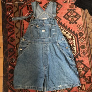 Hängselbyxor/hångsleshorts - Jätte söta hängsleshorts med fina detaljer som tyvärr inte längre kommer till användning. I använt men fint skick, inga defekter. Justerbara så passar de flesta storlekar! Köparen står för frakten <3